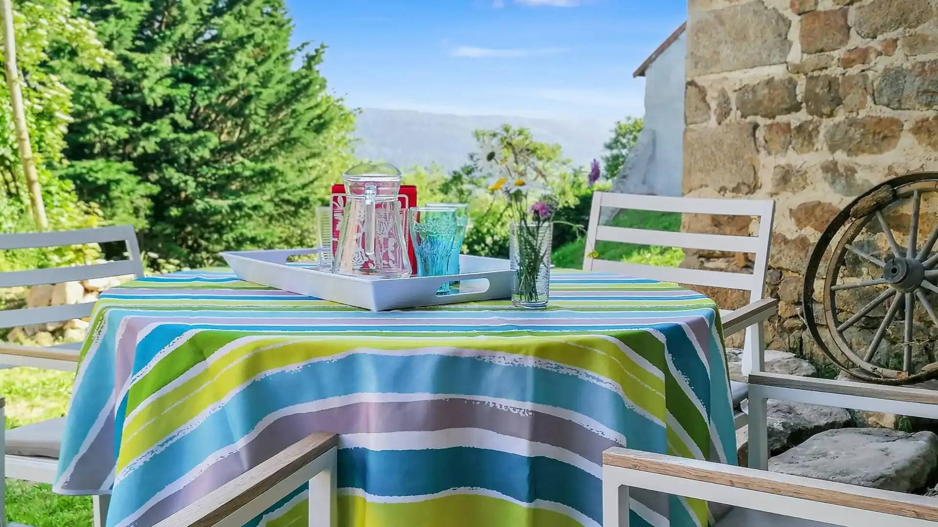 Terrasse de Chez Amélie, gîte en pierre 2 chambres au Monestier.