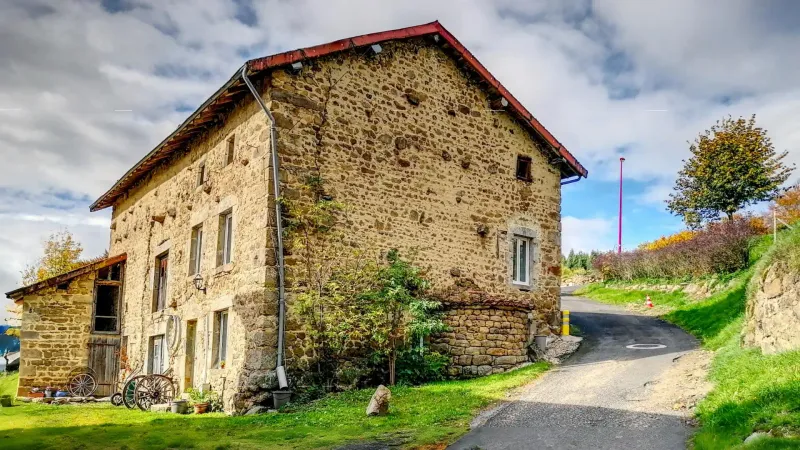 Cuisine moderne et cheminée de ferme traditionnelle avec poêle à bois au gîte Chez Amélie.