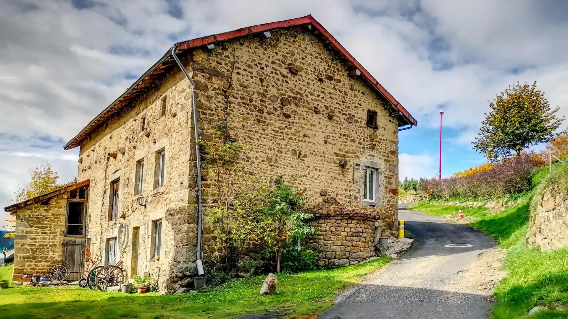 Cuisine moderne et cheminée de ferme traditionnelle avec poêle à bois au gîte Chez Amélie.