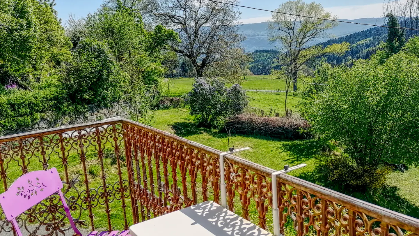 Vue depuis le balcon de Maison Marthe sur le jardin et les collines du Livradois-Forez.