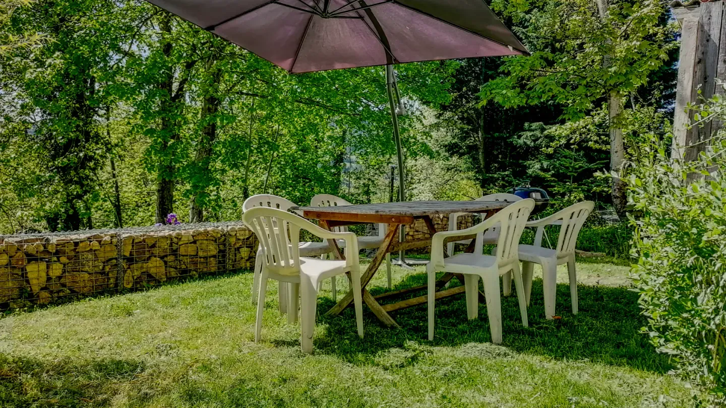Terrasse du jardin de Maison Marthe, gîte 3 chambres au Monestier.