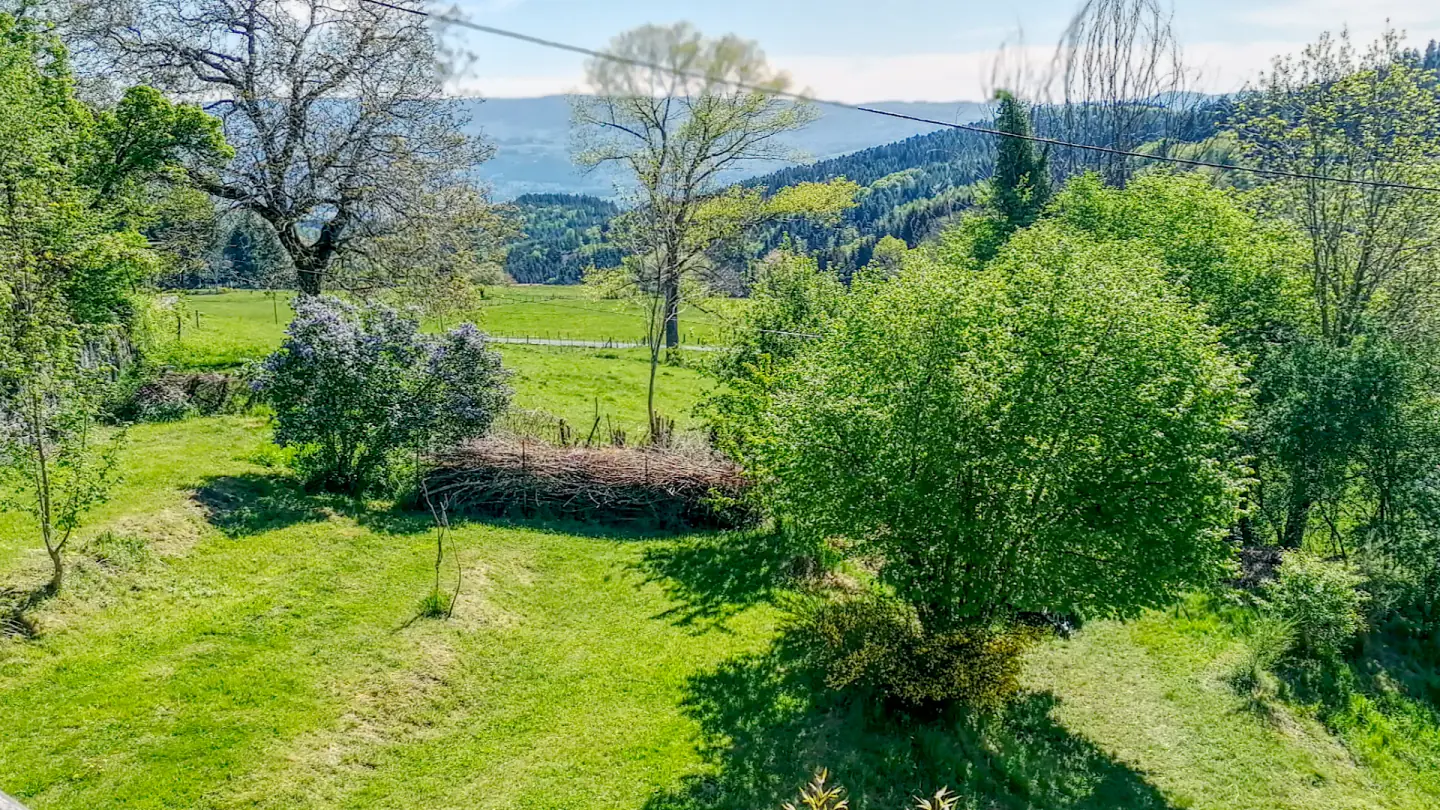 Jardin privé de Maison Marthe avec vue sur les collines du Livradois-Forez.